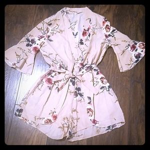 🌹 NWOT Floral belted romper with flutter sleeves